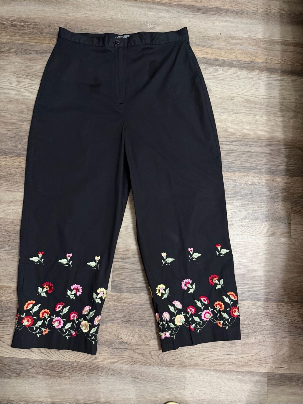 Larry Levine Black Cropped Pants with Floral Embroidery